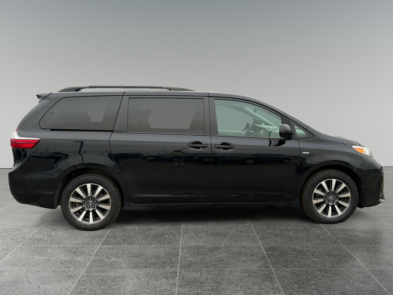 2020 Toyota Sienna — side profile view